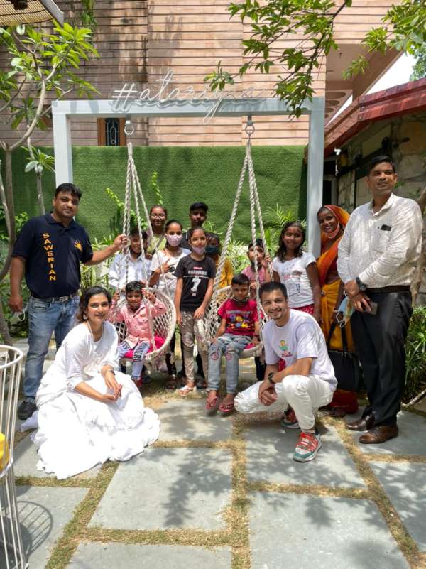 आकांक्षा सिंह ने जयपुर में एनजीओ के बच्चों की उपस्थिति में खोला कैफे
