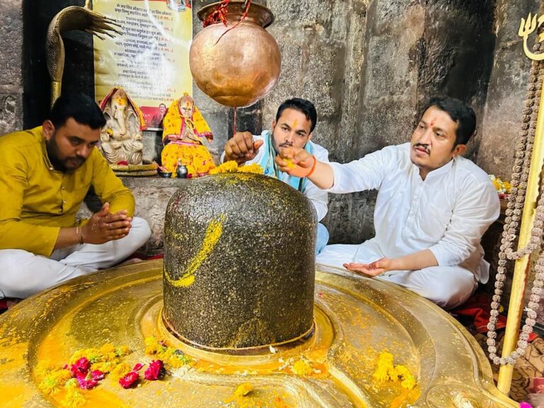 जिला युवा कांग्रेस उज्जैन ने छिंदवाड़ा सांसद नकुलनाथ का जन्मदिन पर महाकाल मंदिर में 56 भोग लगाया